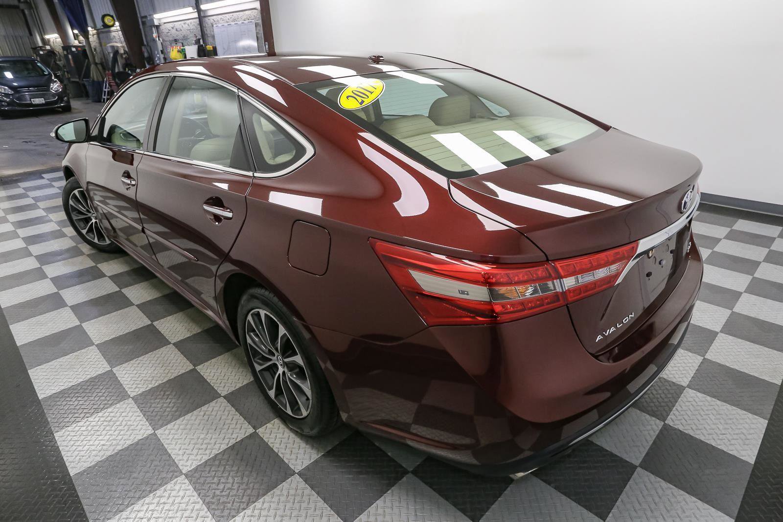 Used 2017 Toyota Avalon XLE w/ Carpet Mat Package image 9
