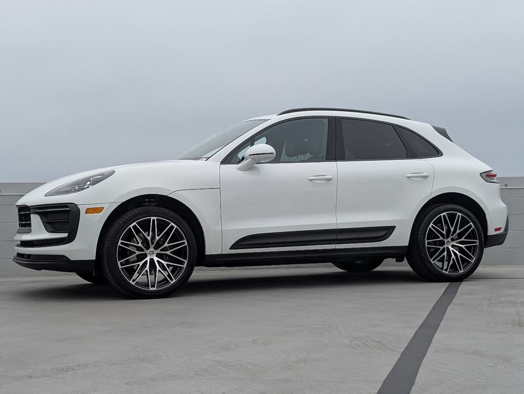 Certified 2024 Porsche Macan AWD/4WD image 2