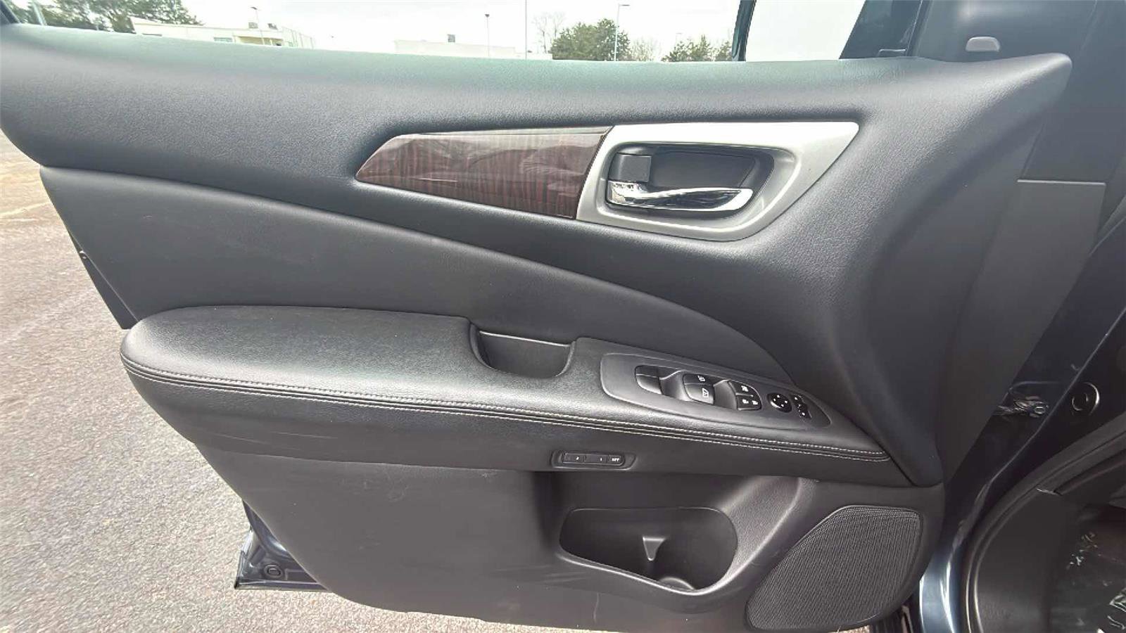 Used 2016 Nissan Pathfinder Platinum image 10