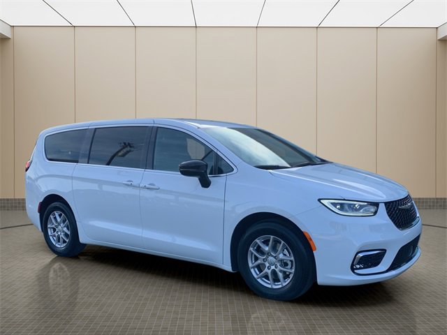 New 2026 Chrysler Pacifica Select image 2