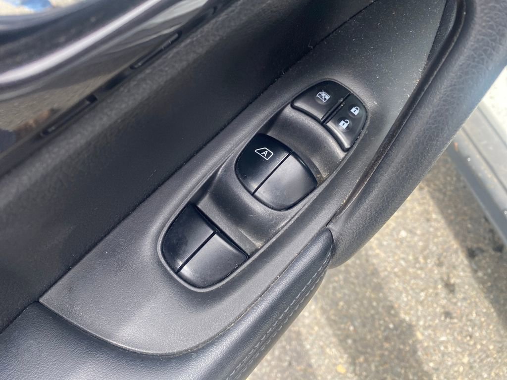 Used 2017 Nissan Rogue SV image 18