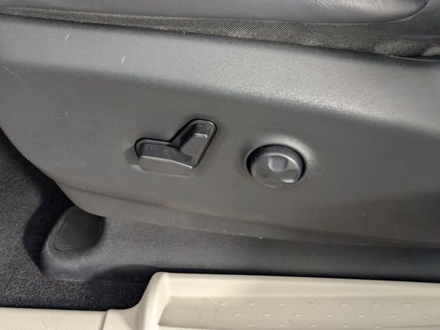 Used 2023 Chrysler Pacifica Touring-L image 11