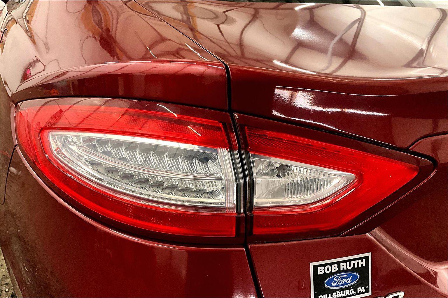 Used 2015 Ford Fusion SE image 29