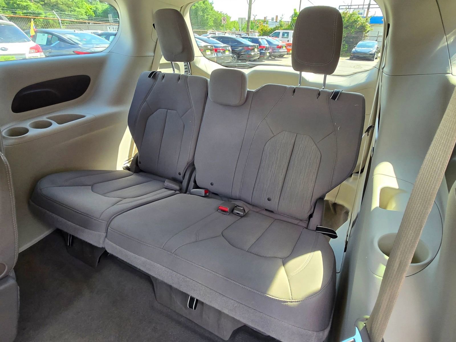 Used 2020 Chrysler Pacifica Touring FWD image 12