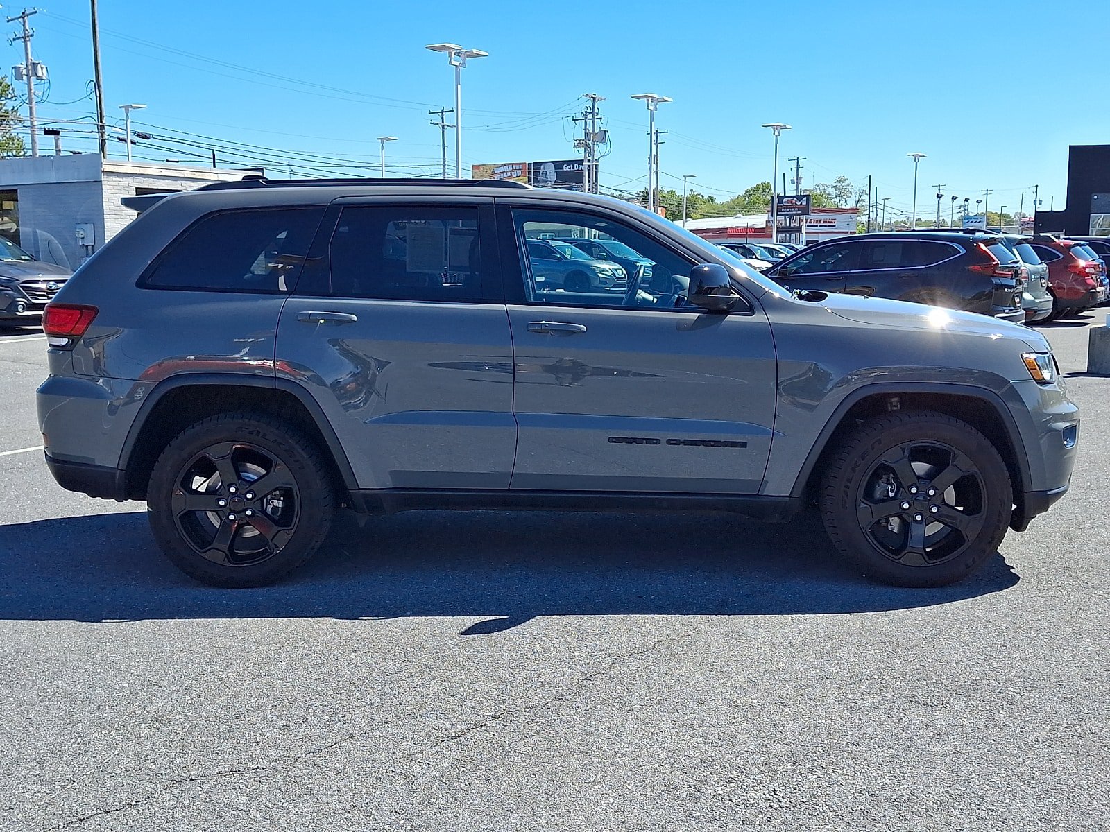 Used 2019 Jeep Grand Cherokee Laredo AWD/4WD image 4