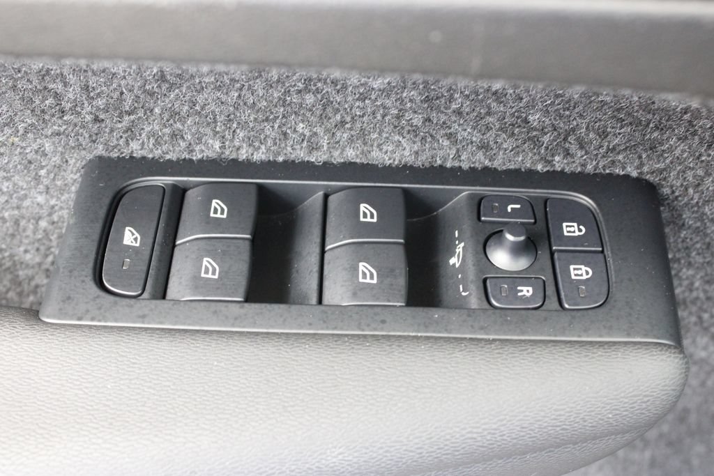 Used 2026 Volvo XC40 B5 Plus AWD/4WD image 19