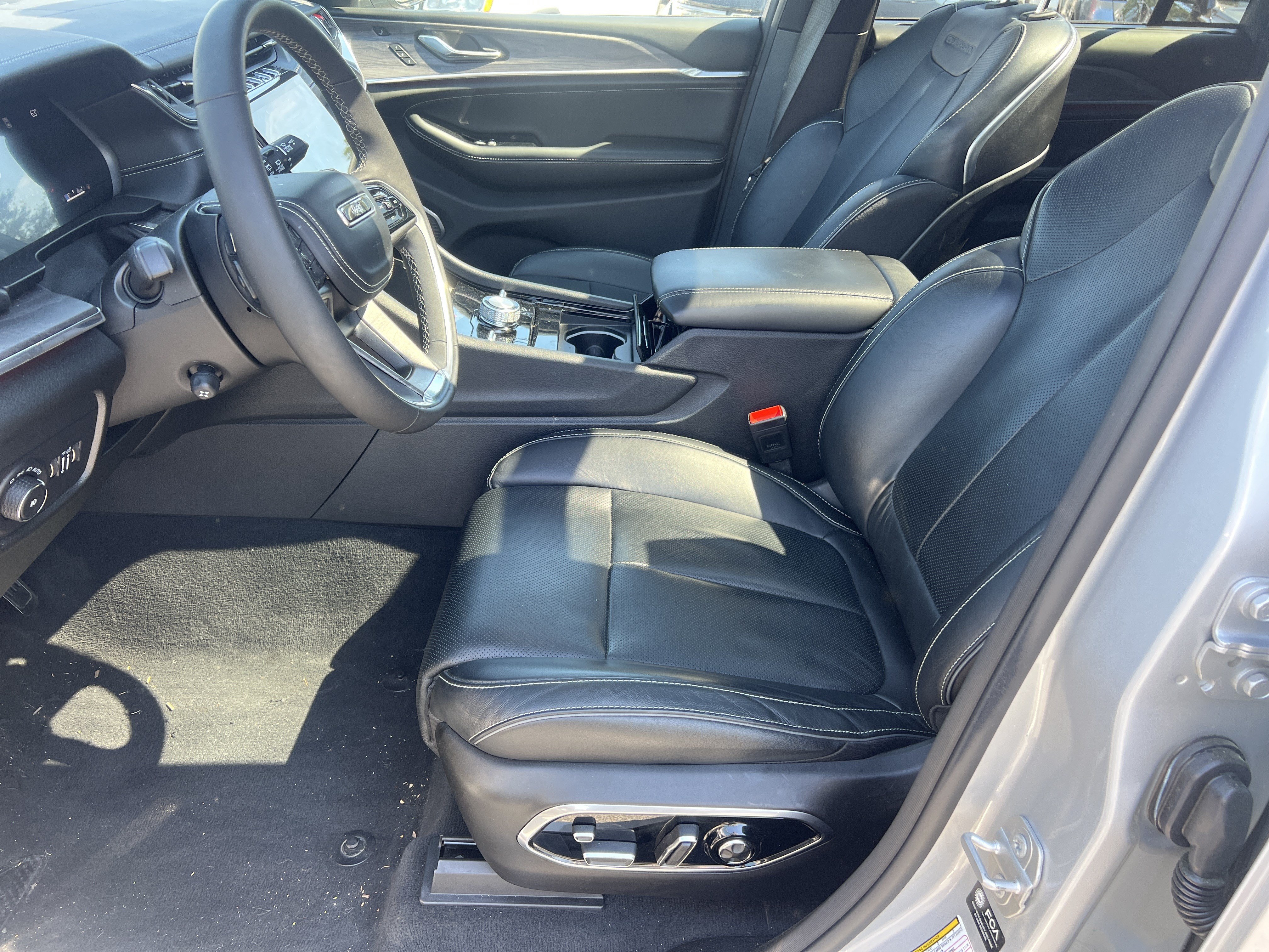 Used 2024 Jeep Grand Cherokee Overland w/ Luxury Tech Group IV AWD/4WD image 11