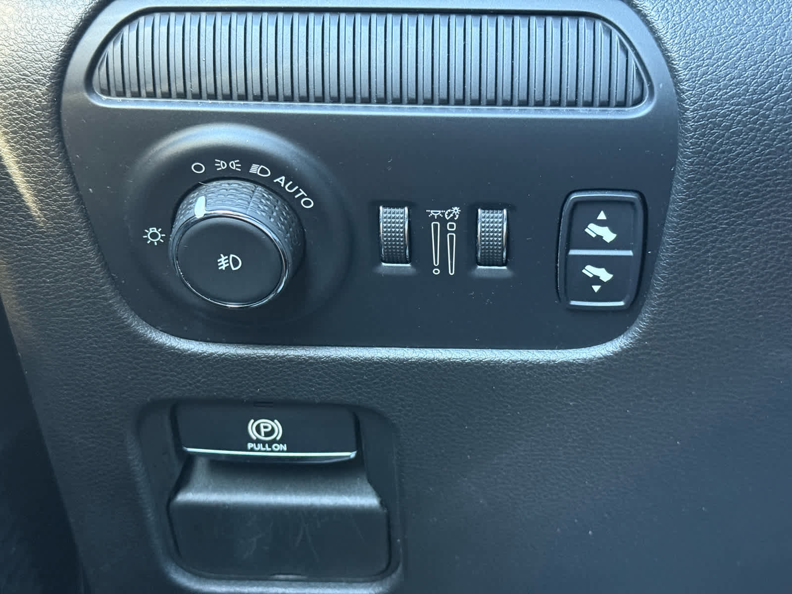 Used 2023 Jeep Wagoneer L Series II image 30