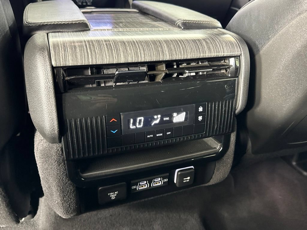 Certified 2024 Jeep Wagoneer L Series II w/ Flexible Seating Group AWD/4WD image 31
