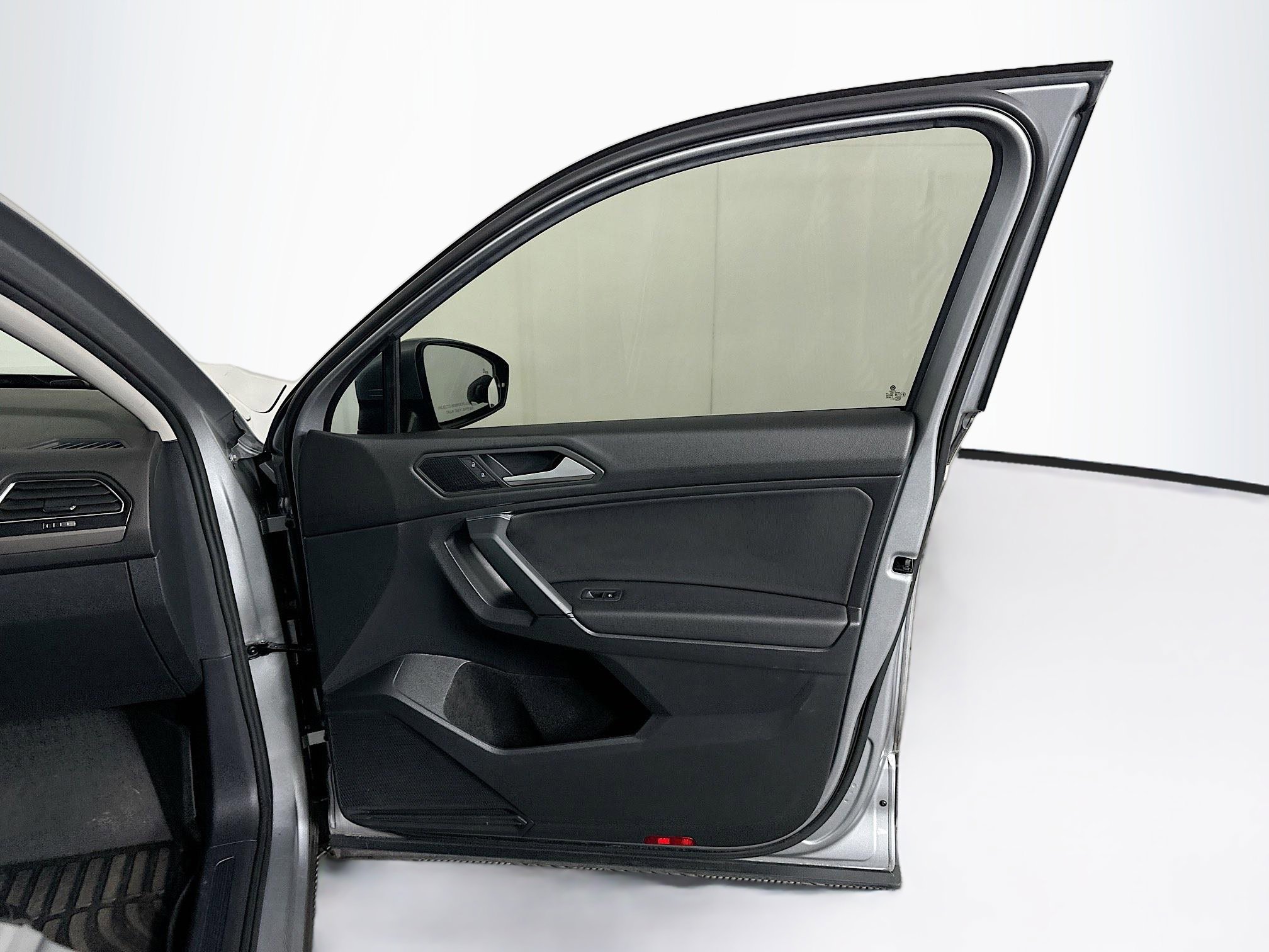 Used 2019 Volkswagen Tiguan SE w/ Panoramic Sunroof Package FWD image 32