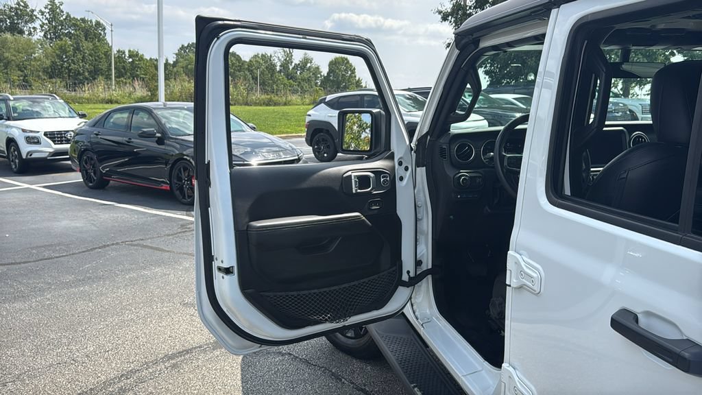 Used 2023 Jeep Wrangler Unlimited Sahara w/ Cold Weather Group AWD/4WD image 15