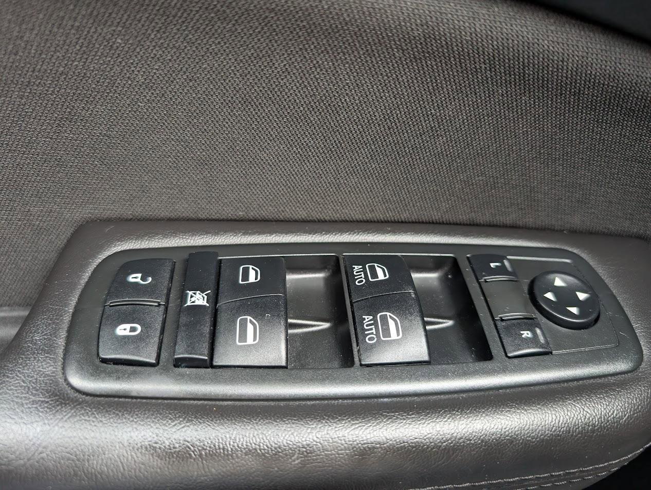 Used 2015 Chrysler 200 Limited w/ Convenience Group image 30