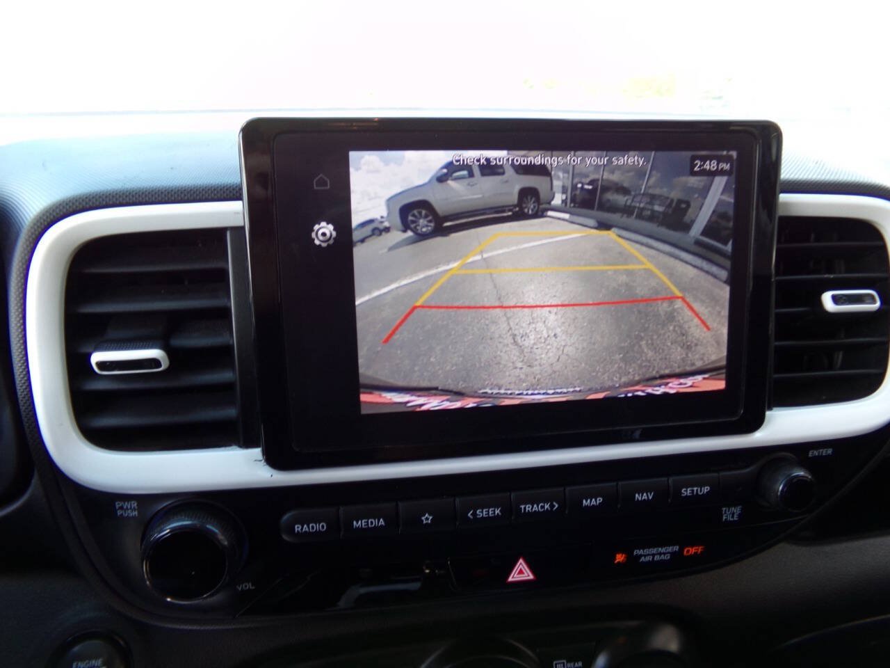Used 2023 Hyundai Venue Limited FWD image 19