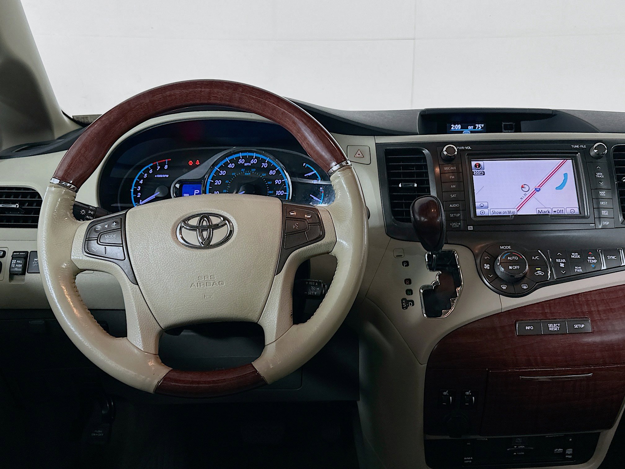 Used 2013 Toyota Sienna Limited w/ Premium Pkg FWD image 18