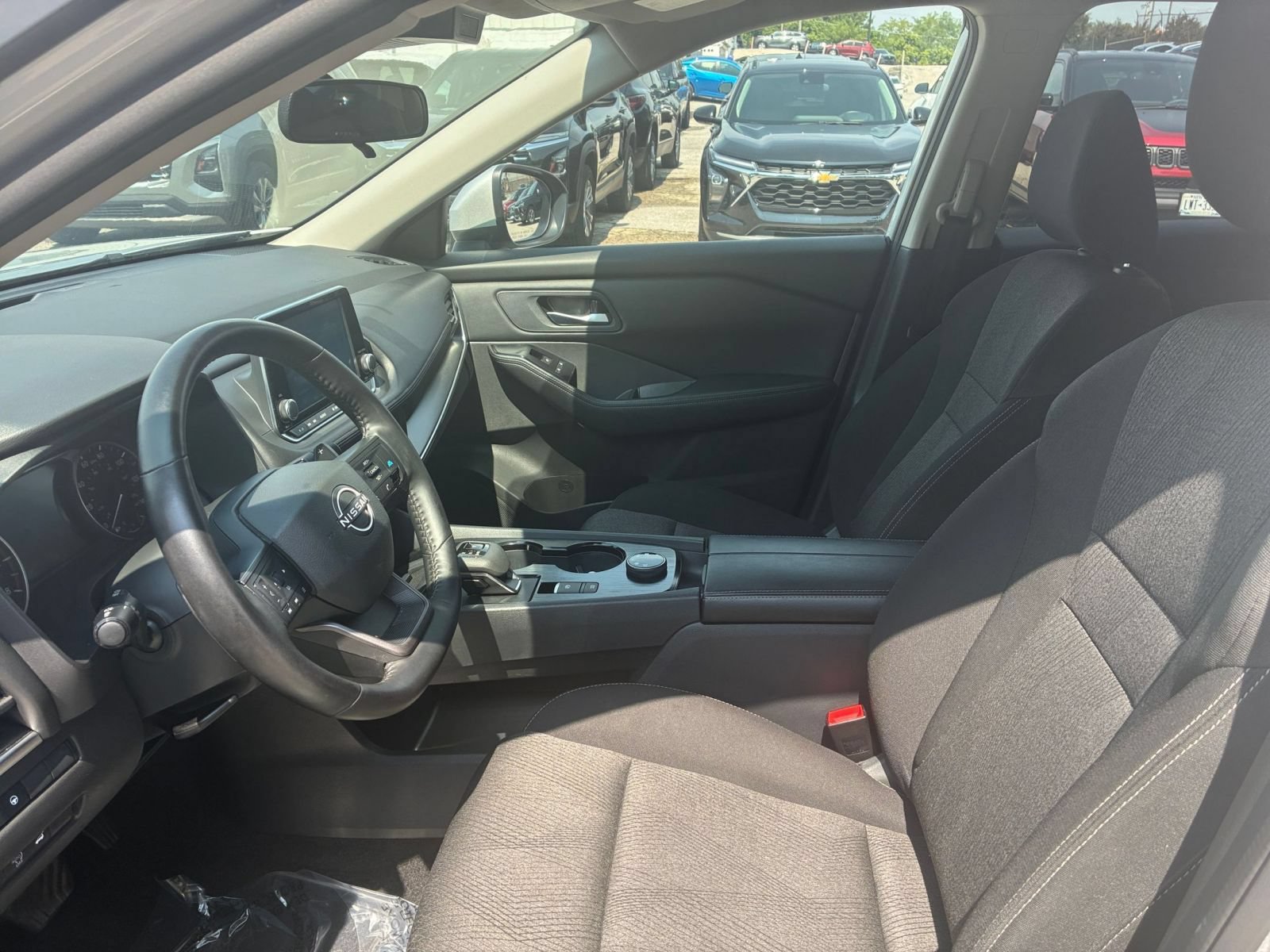 Used 2025 Nissan Rogue SV AWD/4WD image 18