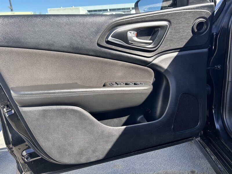 Used 2015 Chrysler 200 Limited w/ Convenience Group FWD image 19