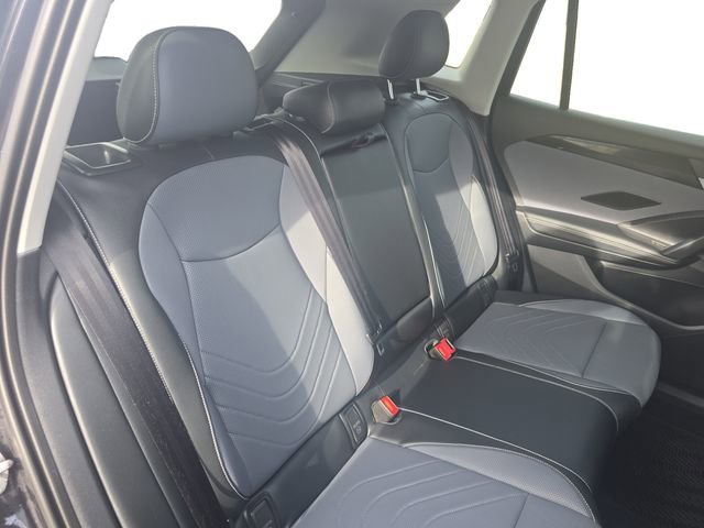 Used 2025 Volkswagen Tiguan SE image 23