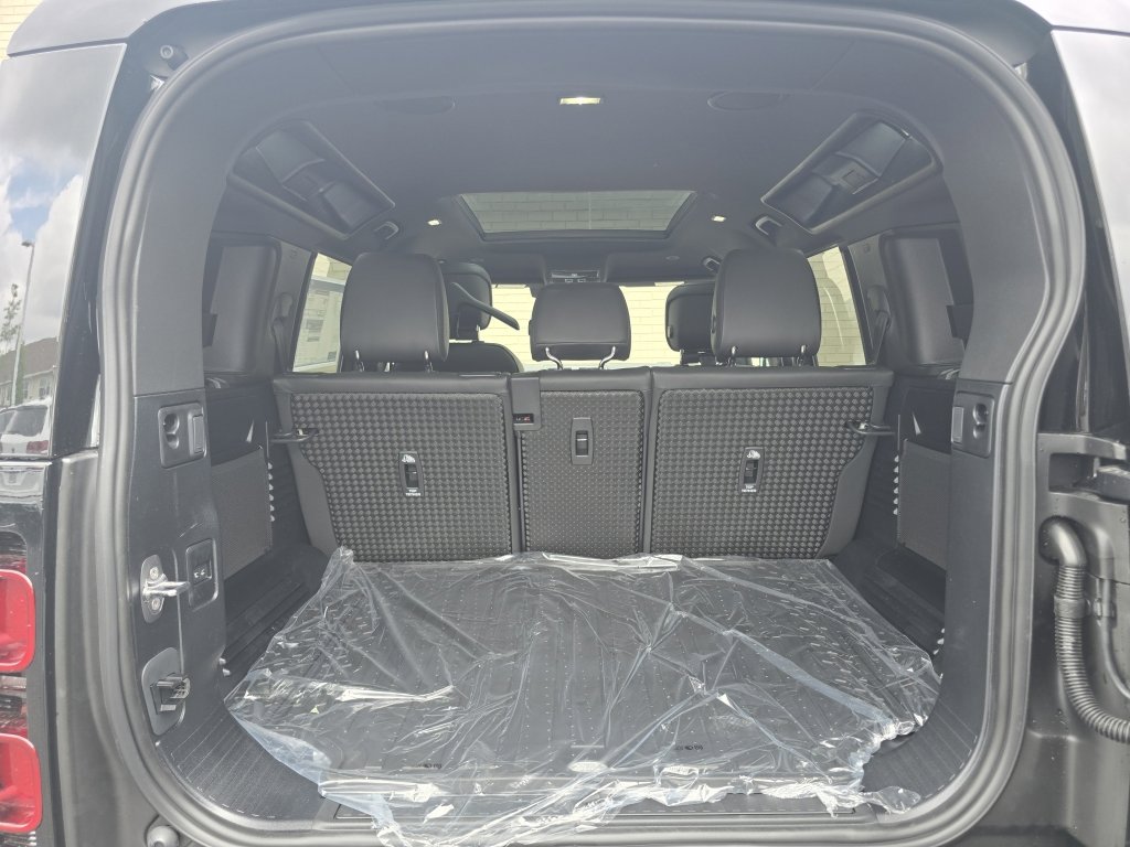 New 2025 Land Rover Defender 110 X-Dynamic SE image 24