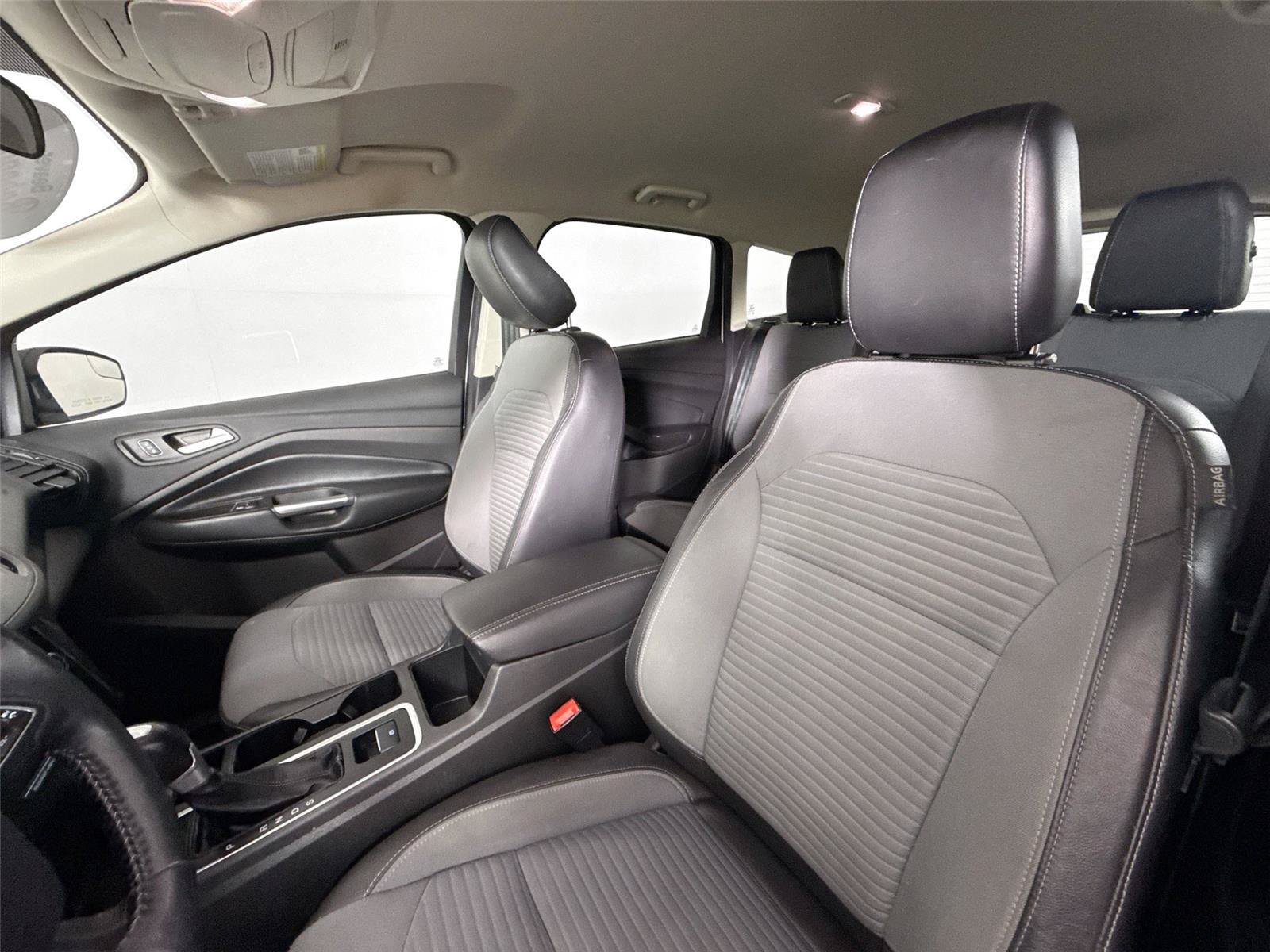 Used 2018 Ford Escape SE w/ SE Sport Appearance Package FWD image 3