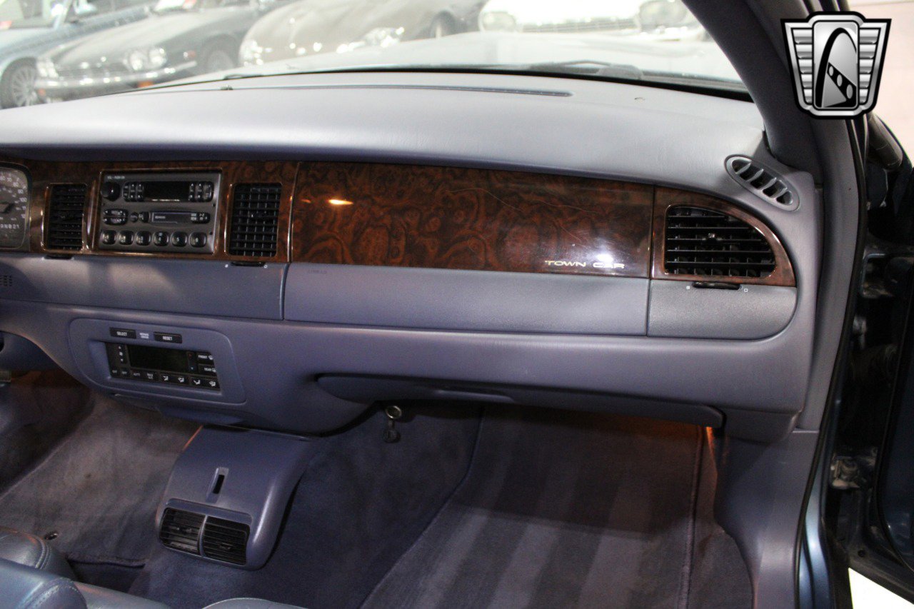 Used 2001 Lincoln Town Car Executive image 20