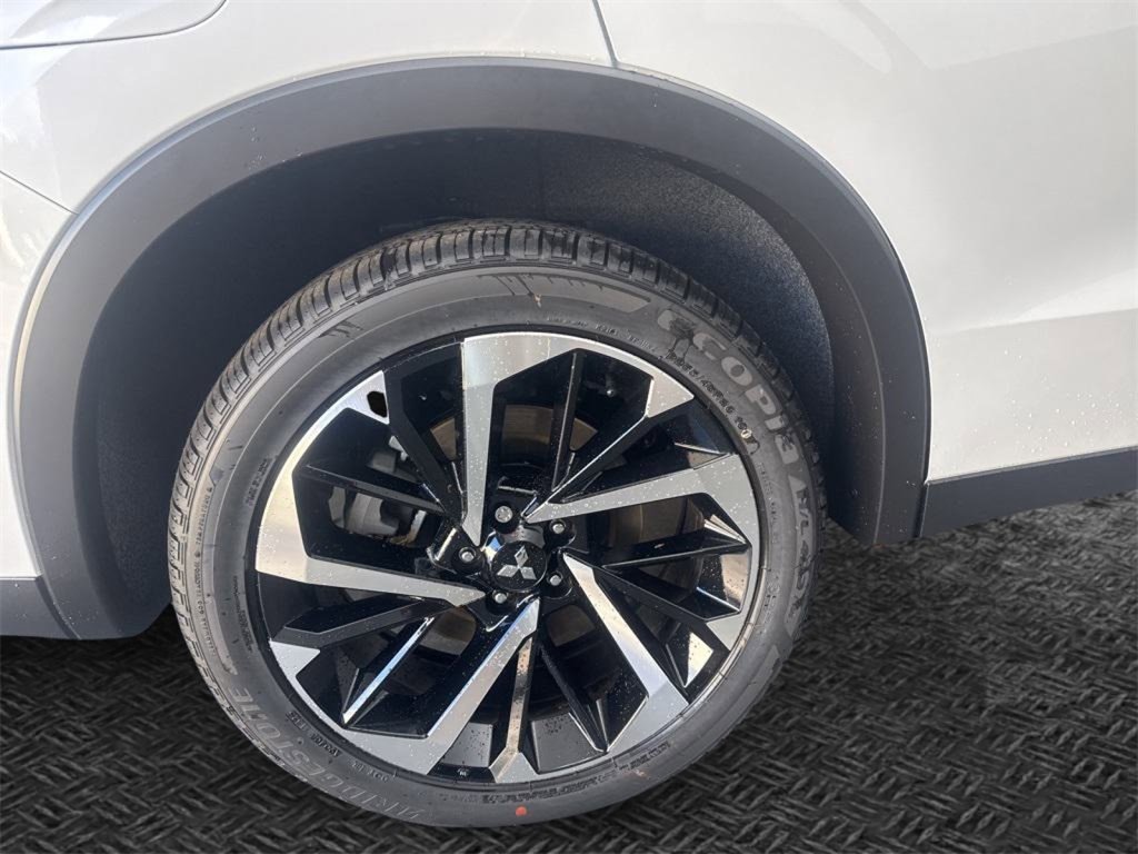 New 2025 Mitsubishi Outlander SE image 12