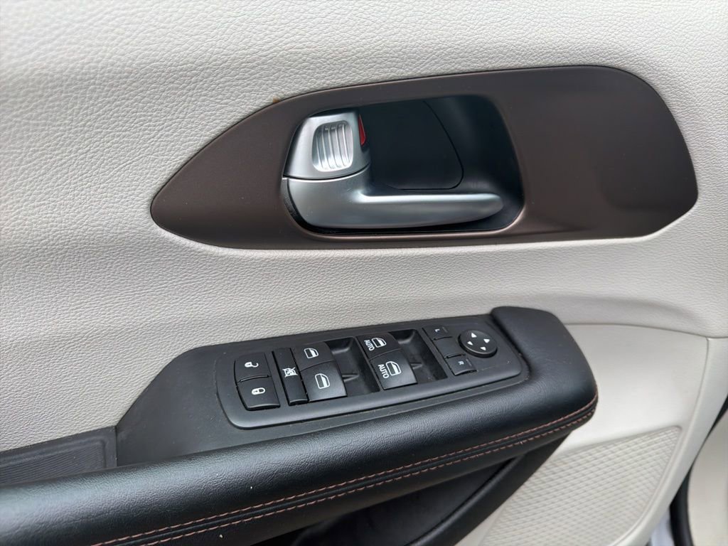 Used 2018 Chrysler Pacifica Touring-L w/ Advanced Safetytec Group image 29