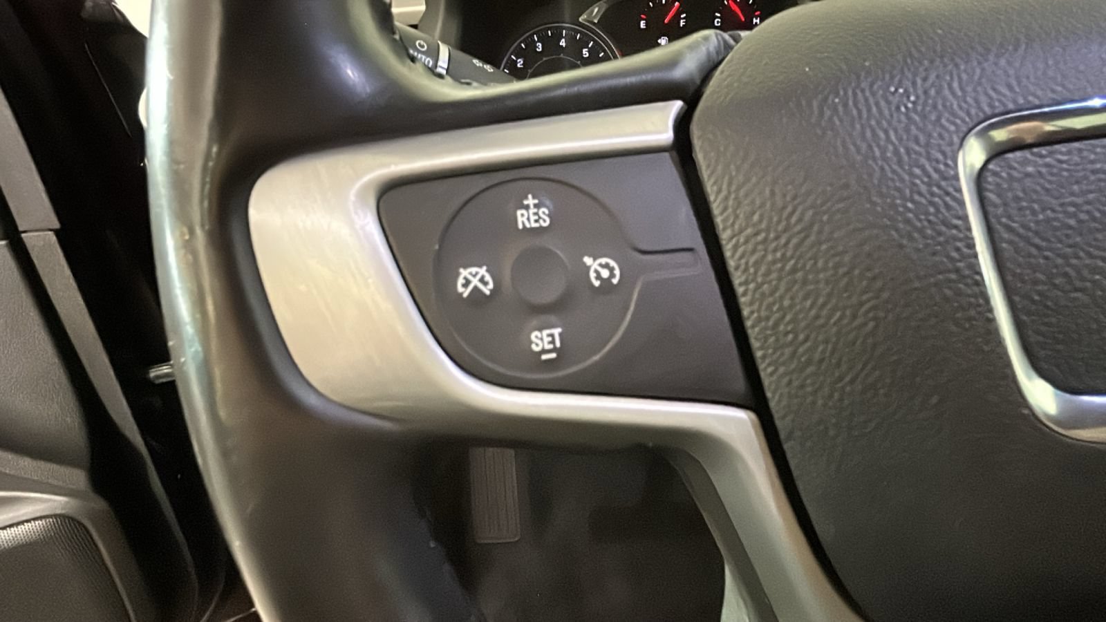 Used 2020 GMC Acadia SLE w/ Driver Convenience Package FWD image 19