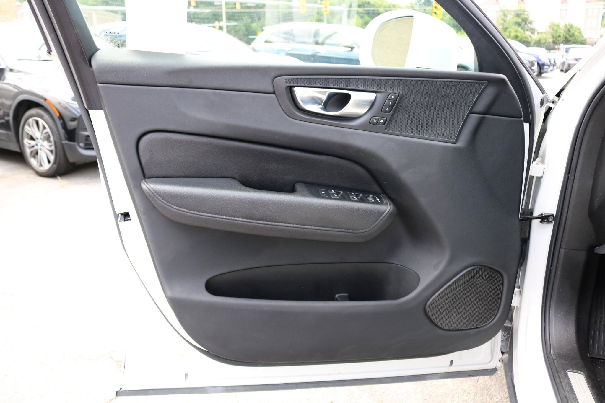 Used 2022 Volvo XC60 B5 Momentum AWD/4WD image 13
