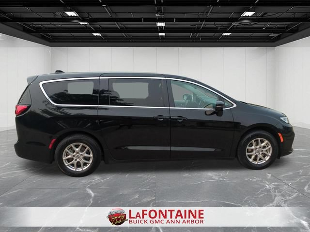 Used 2024 Chrysler Pacifica Touring-L FWD image 9