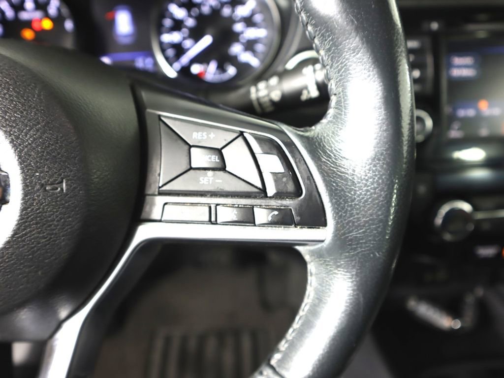 Used 2018 Nissan Rogue SV AWD/4WD image 12