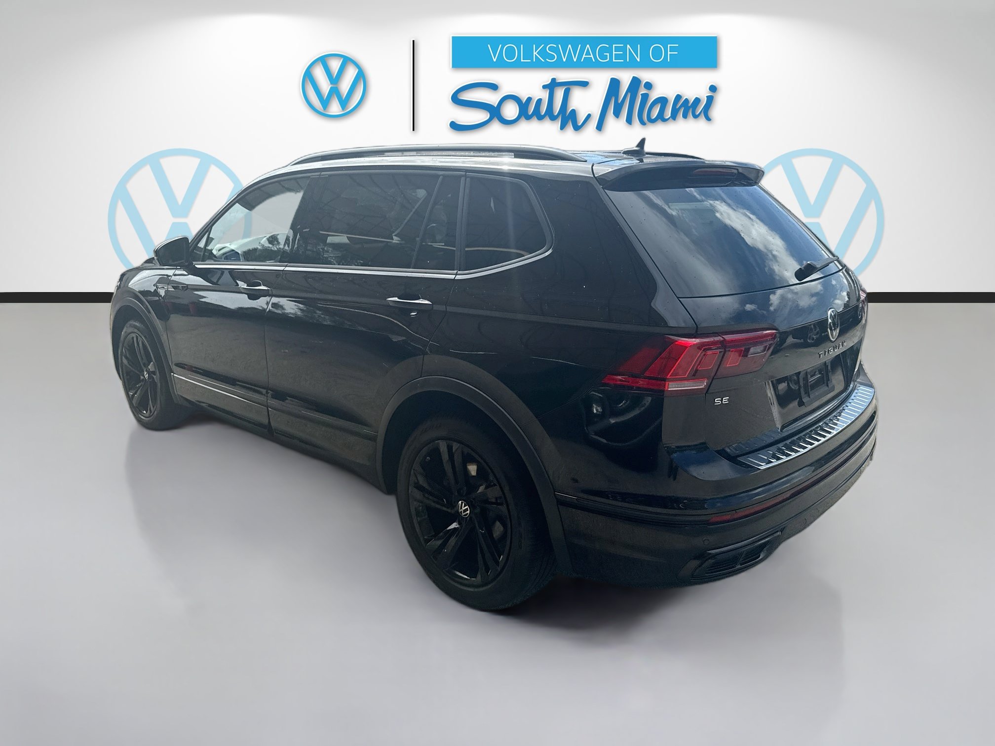 Used 2024 Volkswagen Tiguan SE R-Line FWD image 5