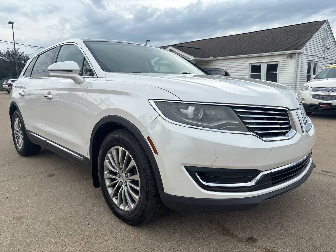 Used 2016 Lincoln MKX Select FWD image 2