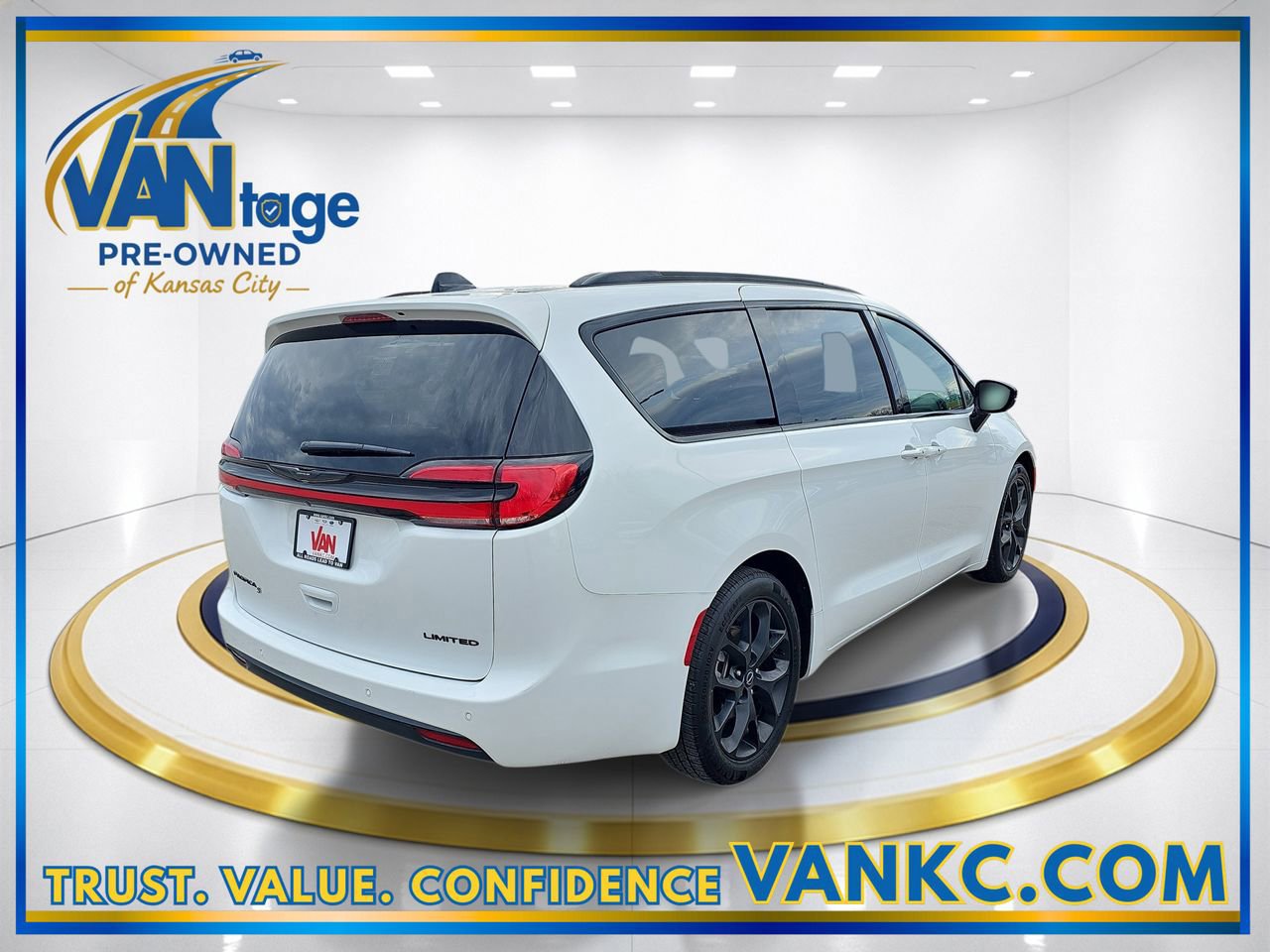 Used 2025 Chrysler Pacifica Limited image 6