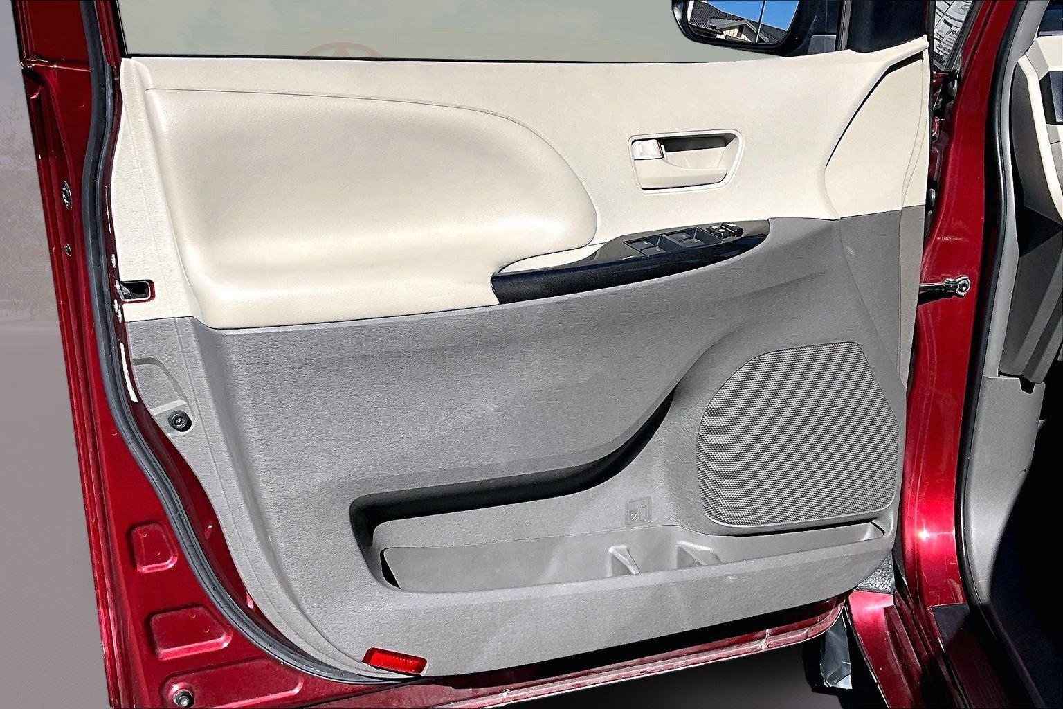 Used 2013 Toyota Sienna LE w/ Towing Pkg image 21