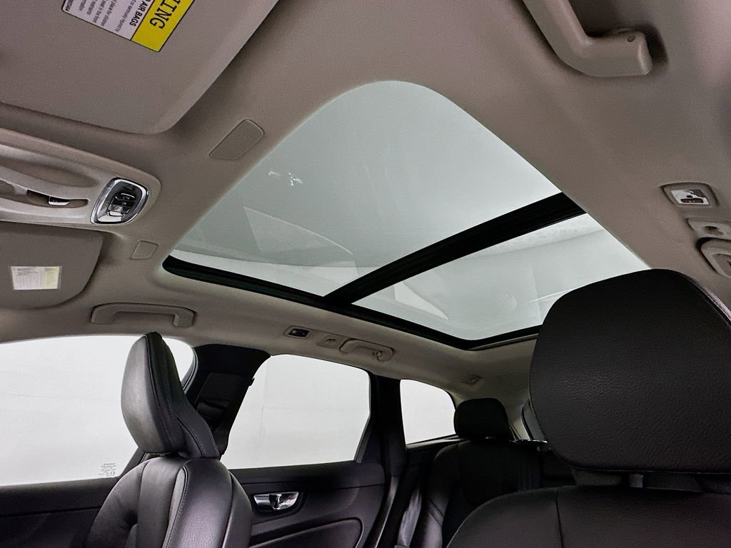 Used 2021 Volvo XC60 T5 Momentum w/ Premium Package image 11