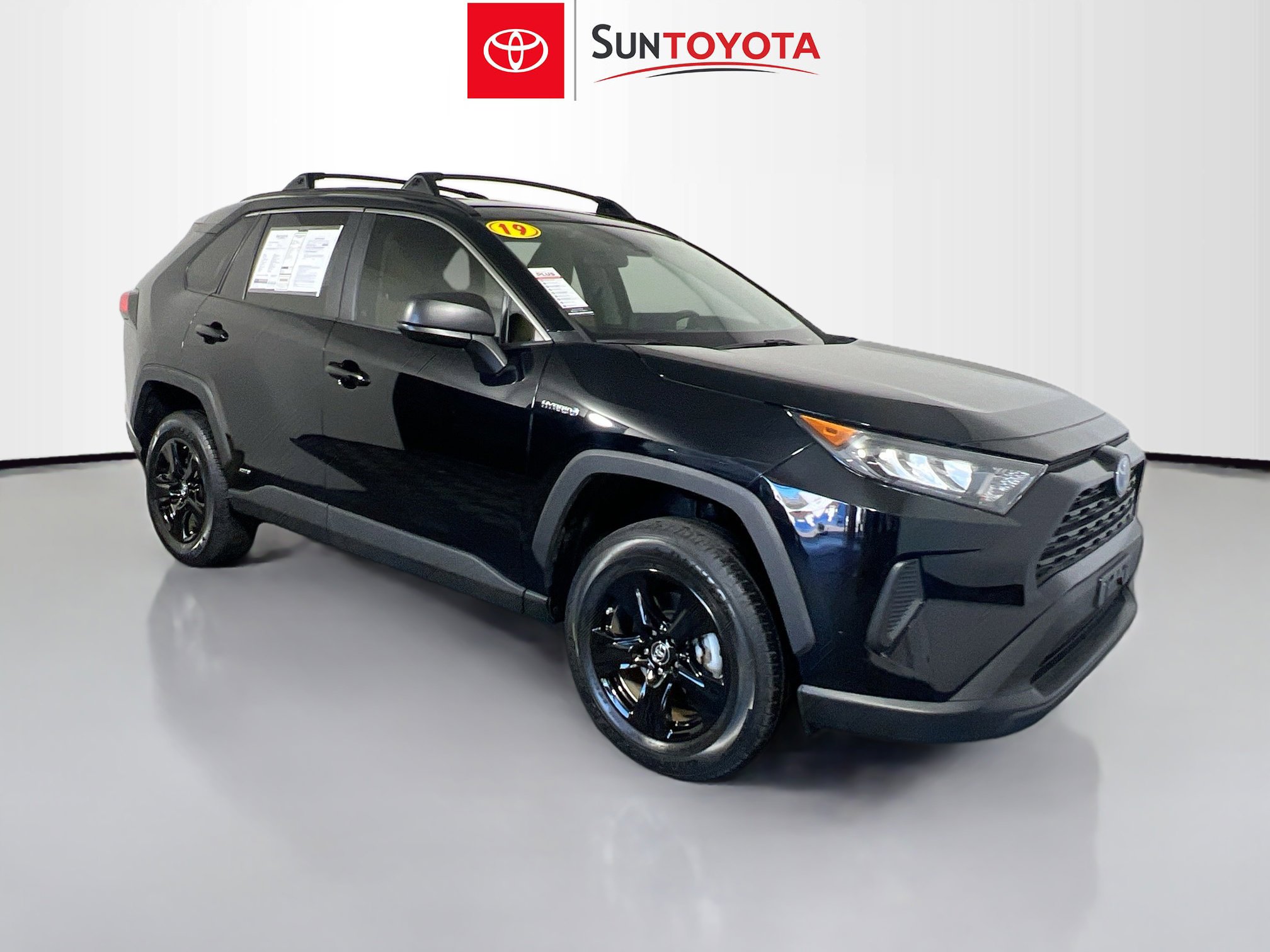 Used 2019 Toyota RAV4 LE image 1