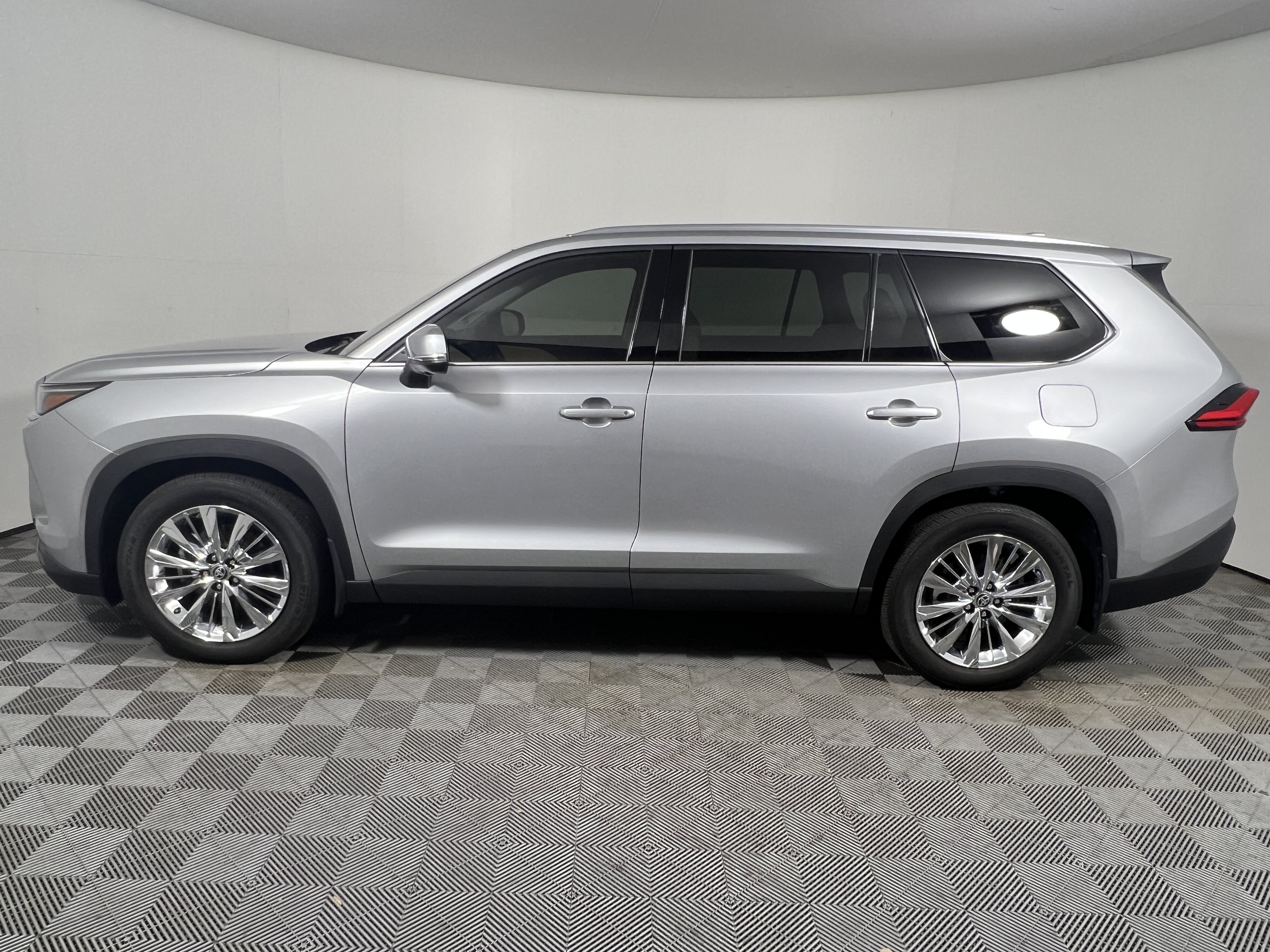 Used 2024 Toyota Grand Highlander AWD image 2