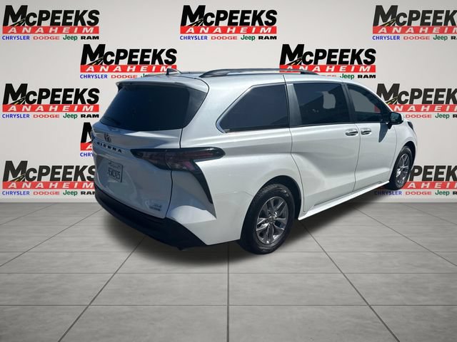 Used 2023 Toyota Sienna XLE FWD image 5