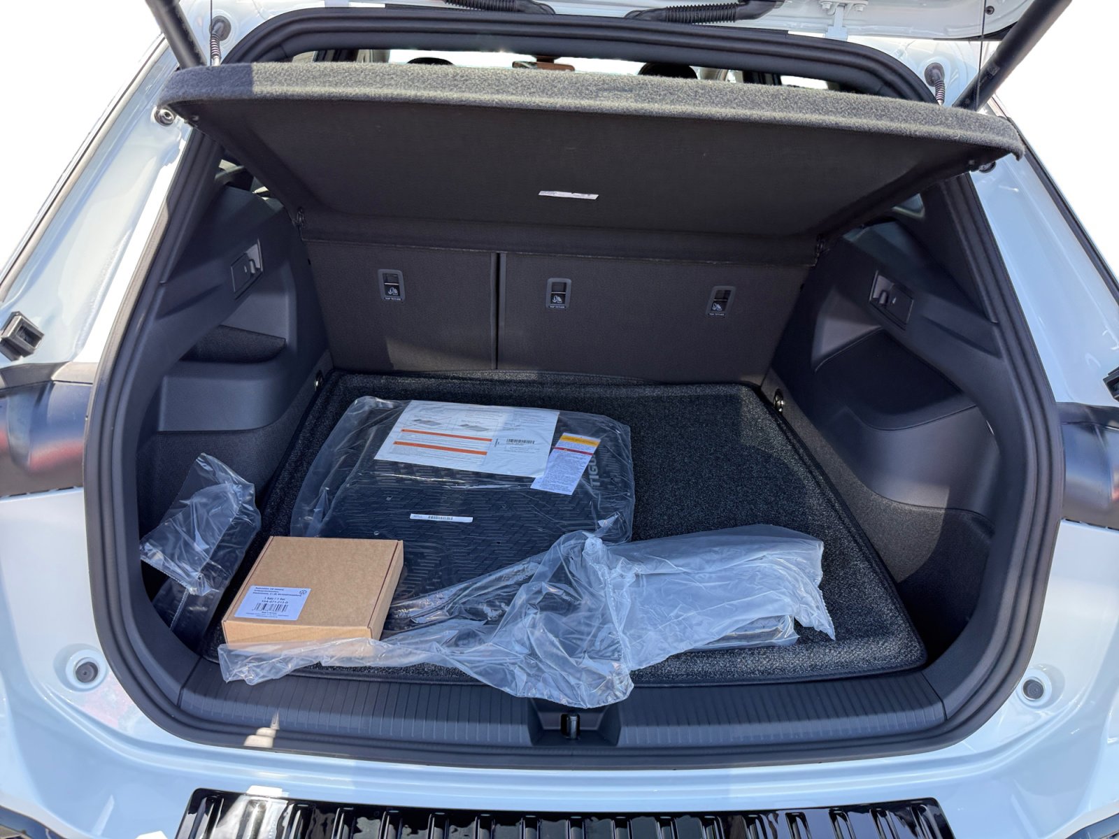 New 2026 Volkswagen Tiguan SEL R-Line AWD/4WD image 17