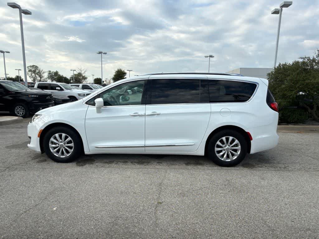 Used 2019 Chrysler Pacifica Touring-L FWD image 2