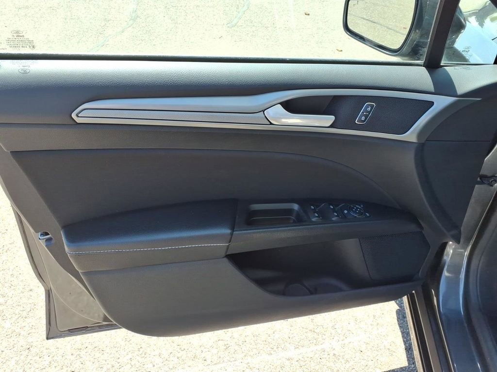 Used 2020 Ford Fusion SE FWD image 15