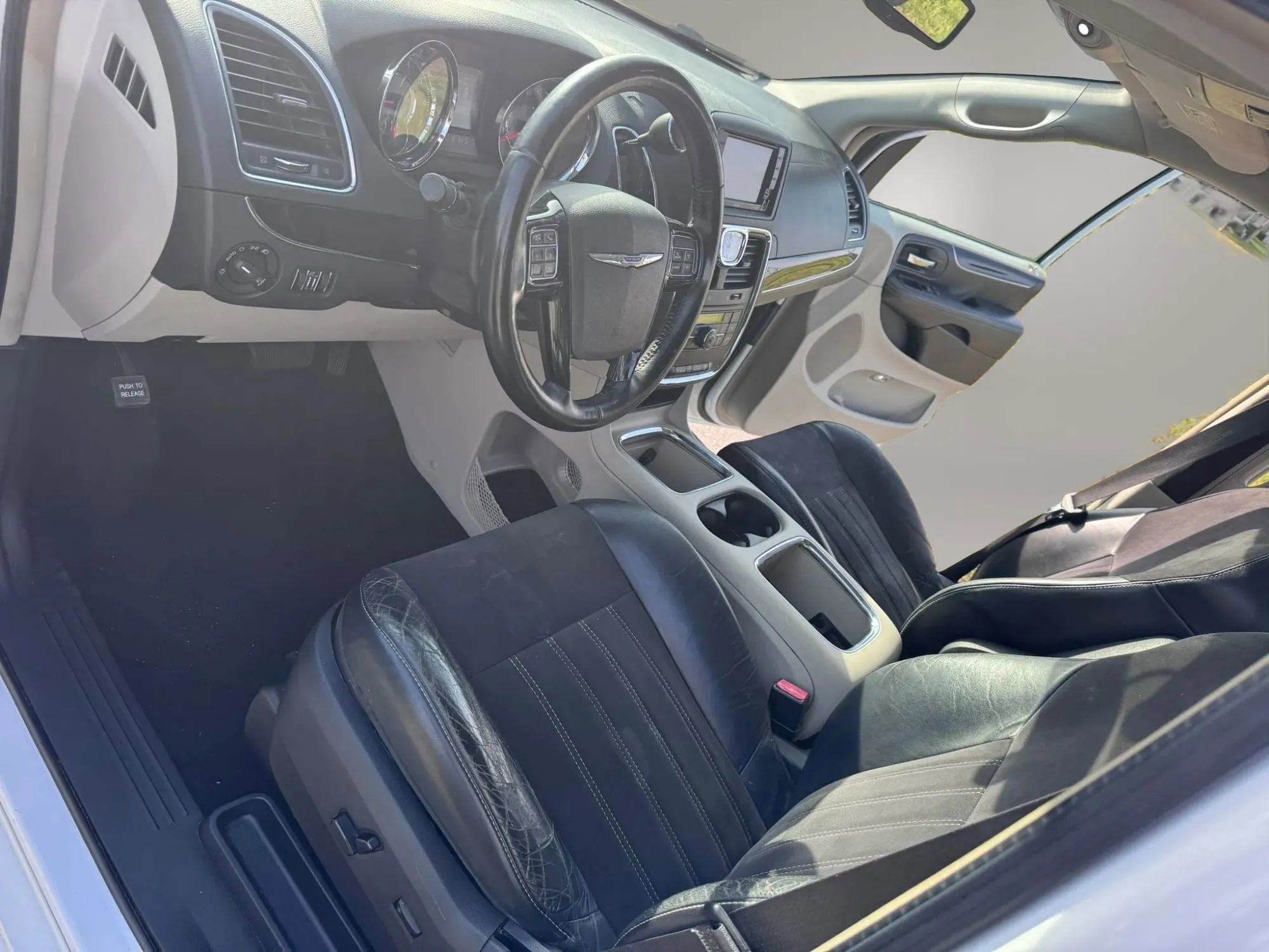 Used 2015 Chrysler Town & Country Limited FWD image 12