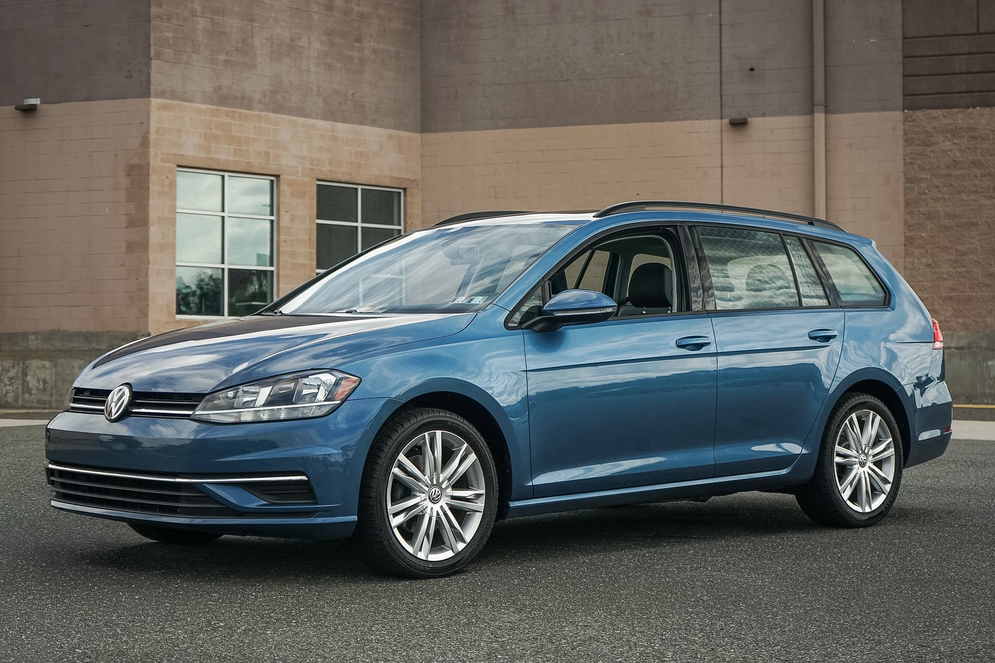 Used 2018 Volkswagen Golf SE FWD image 2