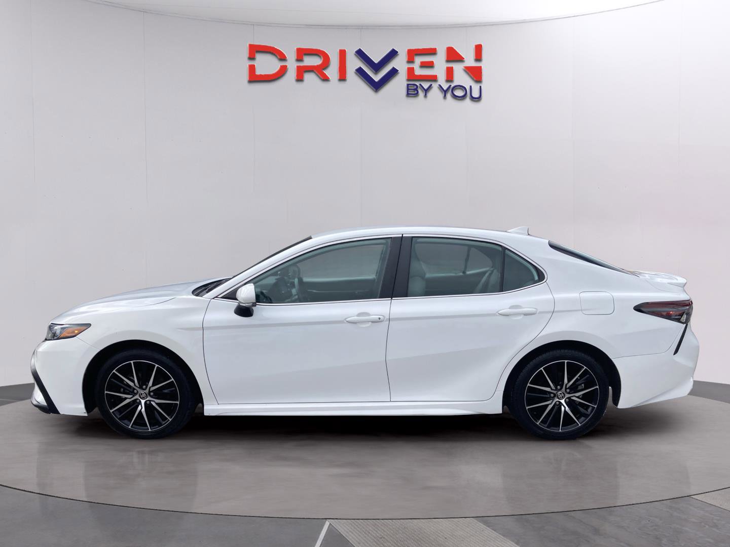 Used 2024 Toyota Camry SE image 3