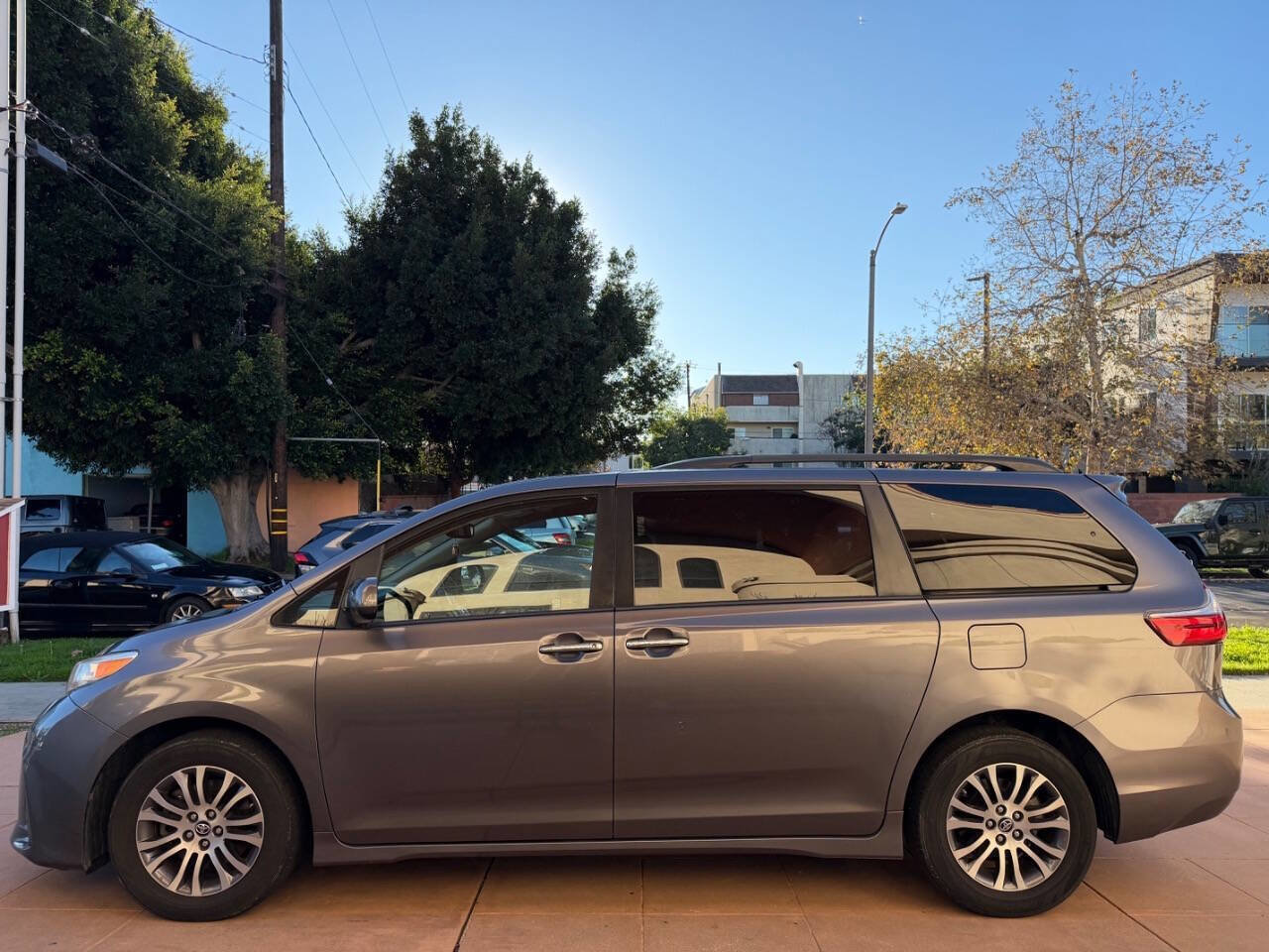 Used 2020 Toyota Sienna XLE w/ XLE Navigation Package image 5