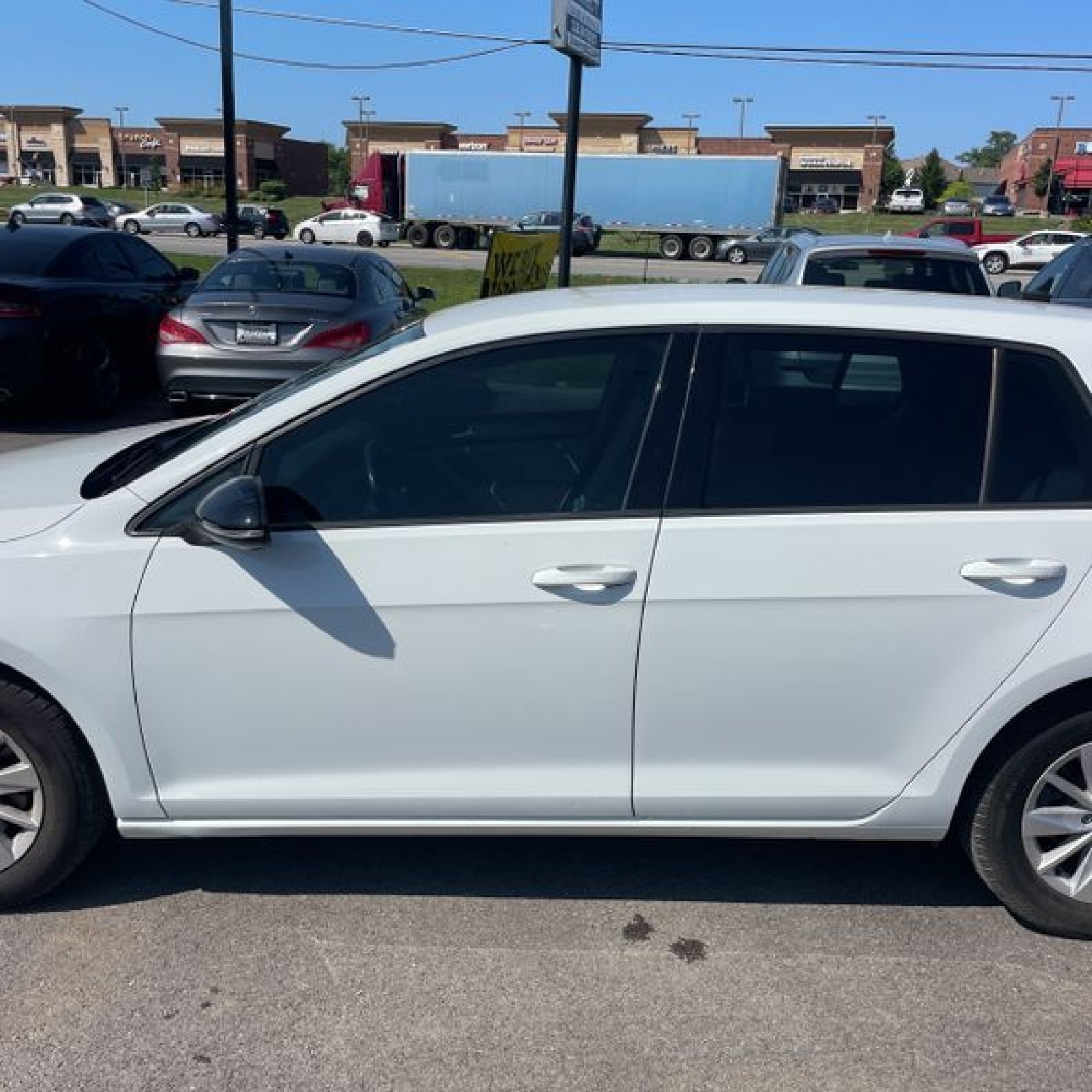 Used 2017 Volkswagen Golf S FWD image 3