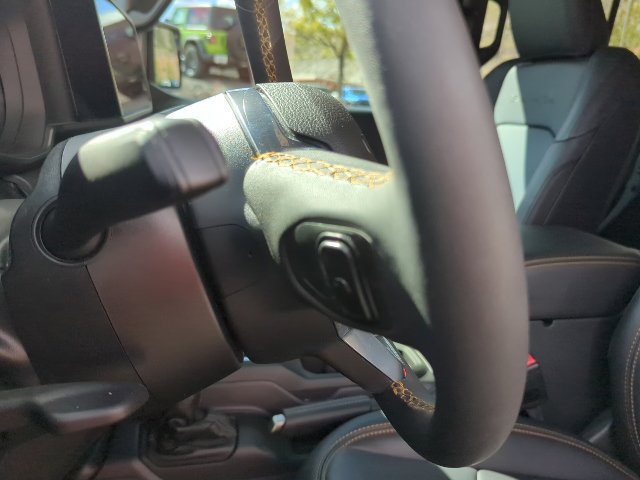 Used 2024 Jeep Wrangler Unlimited Sahara w/ Technology Group AWD/4WD image 15