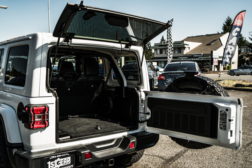 Used 2018 Jeep Wrangler Unlimited Sahara w/ Uconnect 4C Nav & Sound Group AWD/4WD image 18