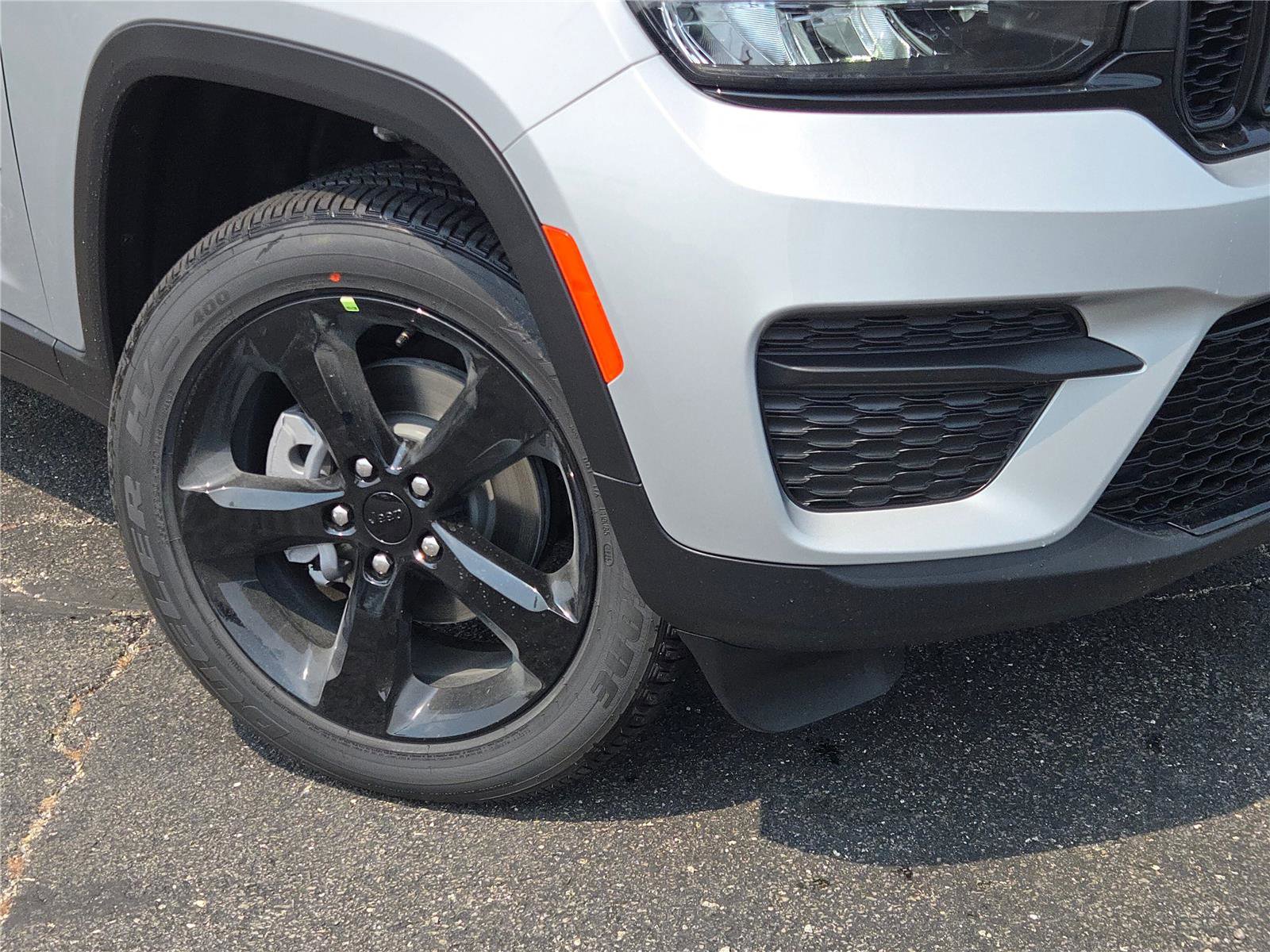 New 2025 Jeep Grand Cherokee Altitude image 3