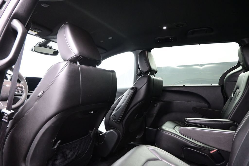 Used 2025 Chrysler Pacifica Select FWD image 37